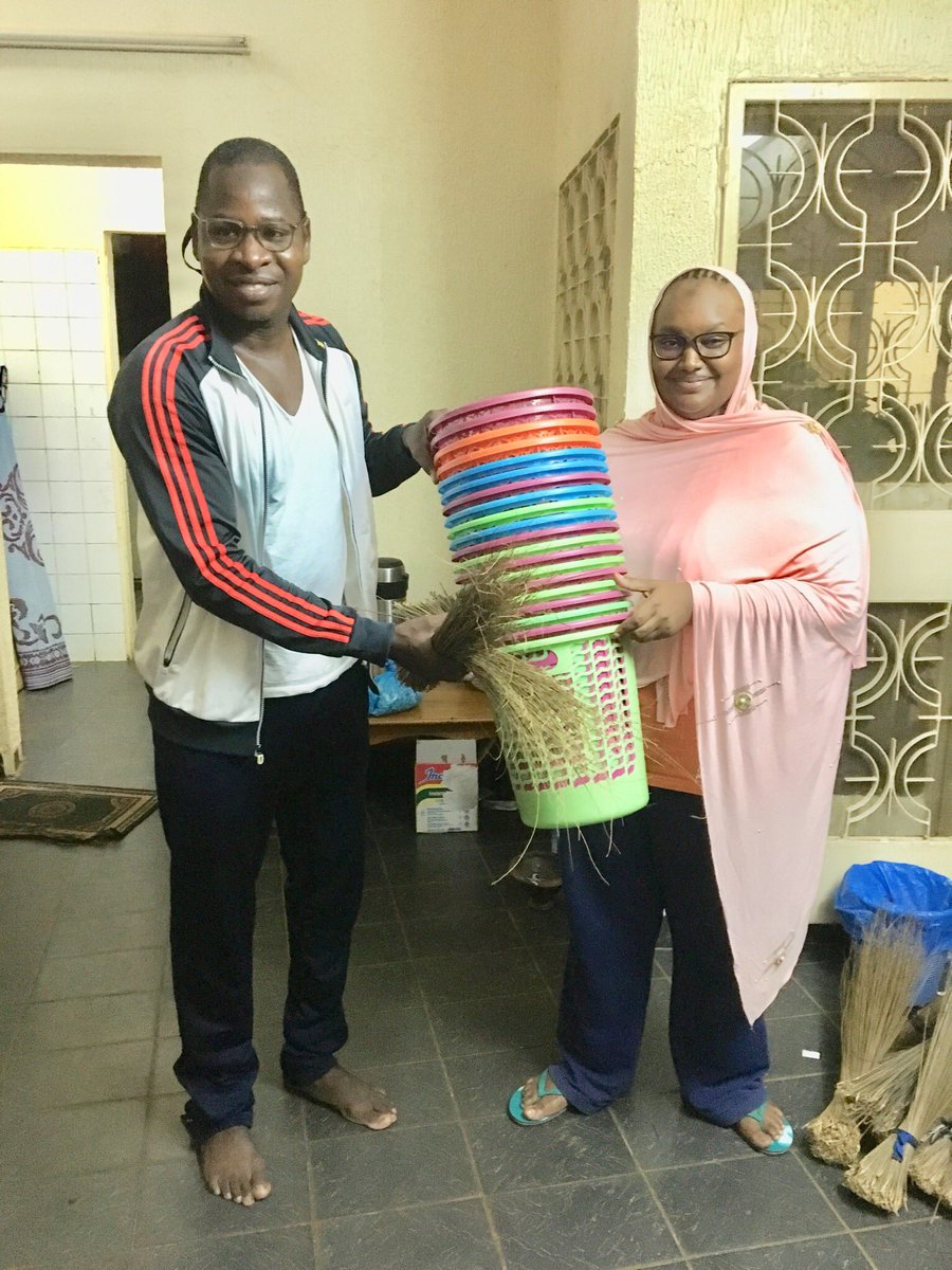 birdson6's tweet photo. 🇳🇪Témoin de nos efforts de fourmi pr apporter un ptit #changement positif ds notre communauté (Offrir des #poubelles #balais&cours de #salubrité et du maintien d’un #environnement propre&saint (101) aux #enfants ds les #Makaranta) Kia ns a fait un #don💪🏾🙏🏿https://t.co/DjEvvCJdds https://t.co/qcR48t460c