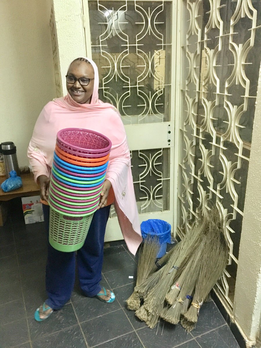 birdson6's tweet photo. 🇳🇪Témoin de nos efforts de fourmi pr apporter un ptit #changement positif ds notre communauté (Offrir des #poubelles #balais&cours de #salubrité et du maintien d’un #environnement propre&saint (101) aux #enfants ds les #Makaranta) Kia ns a fait un #don💪🏾🙏🏿https://t.co/DjEvvCJdds https://t.co/qcR48t460c