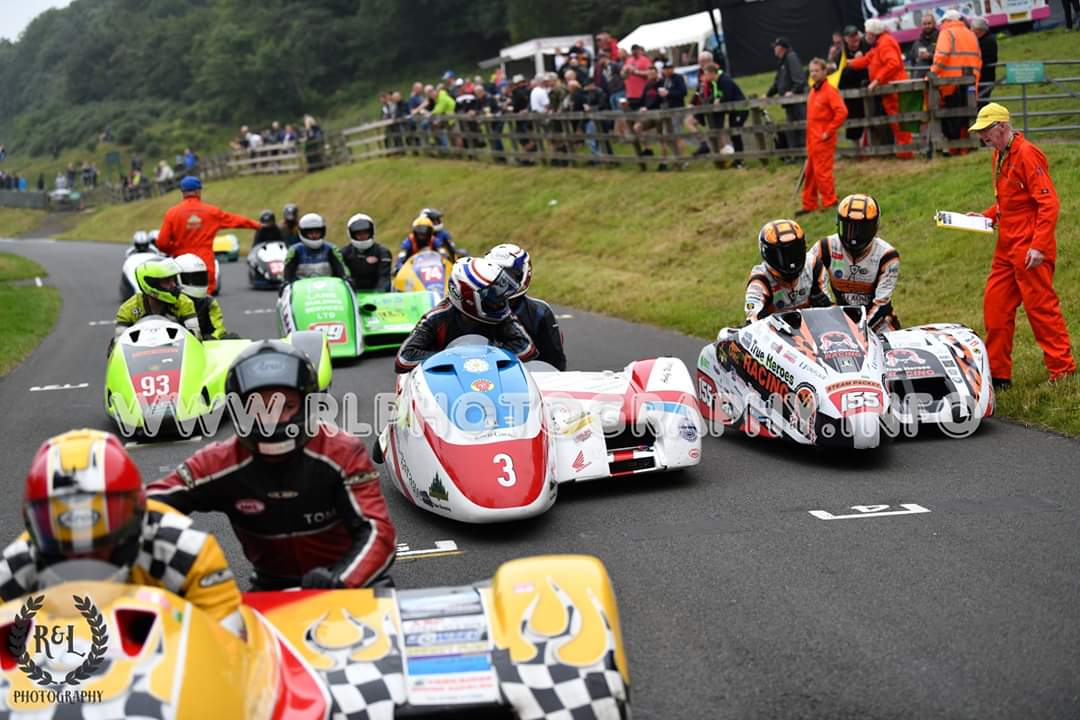 GlobalSidecar's tweet photo. 2019 July~England, Scarborough
Olivers Mount 

Barry Sheene Classic

Remember to tune into this page for up-to the minute Race qualifying and Race results provided by~@MarkDennis2

Photos by~ @mhuckerby66 https://t.co/RXsgDqUgAq