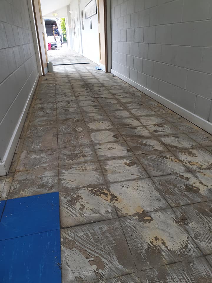 Qcarpets100's tweet photo. Recently completed works to hallways. Uplift and removal of existing Gerfloor floor tiles, subfloor primed and screeded to smooth, with Uni-safe contract vinyl fitted throughout, and new Hong Kong entrance matting. #quedgeleycarpets #unisafe #fball #300HD #hongkong #gerfloor https://t.co/bBO8Yx8GSS