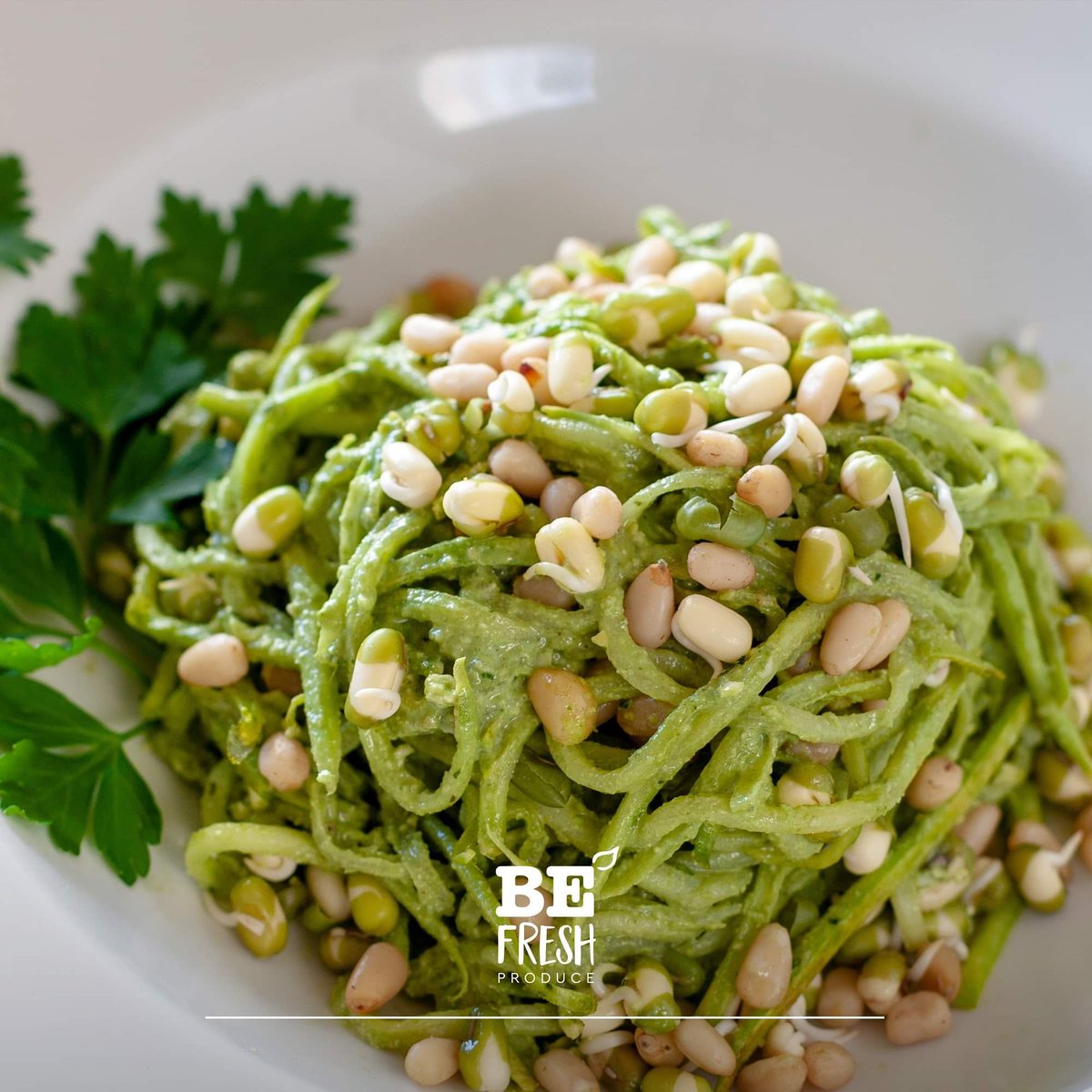 Did you ever try the 'Spirelli'? It's a kind of large pencil sharpener for vegetables. You can make strings of many types of vegetables. We can recommend you vegetable spaghetti from zucchini. With sprouted seeds and pesto you can enjoy a delicious light dish.
#zucchini #spirelli