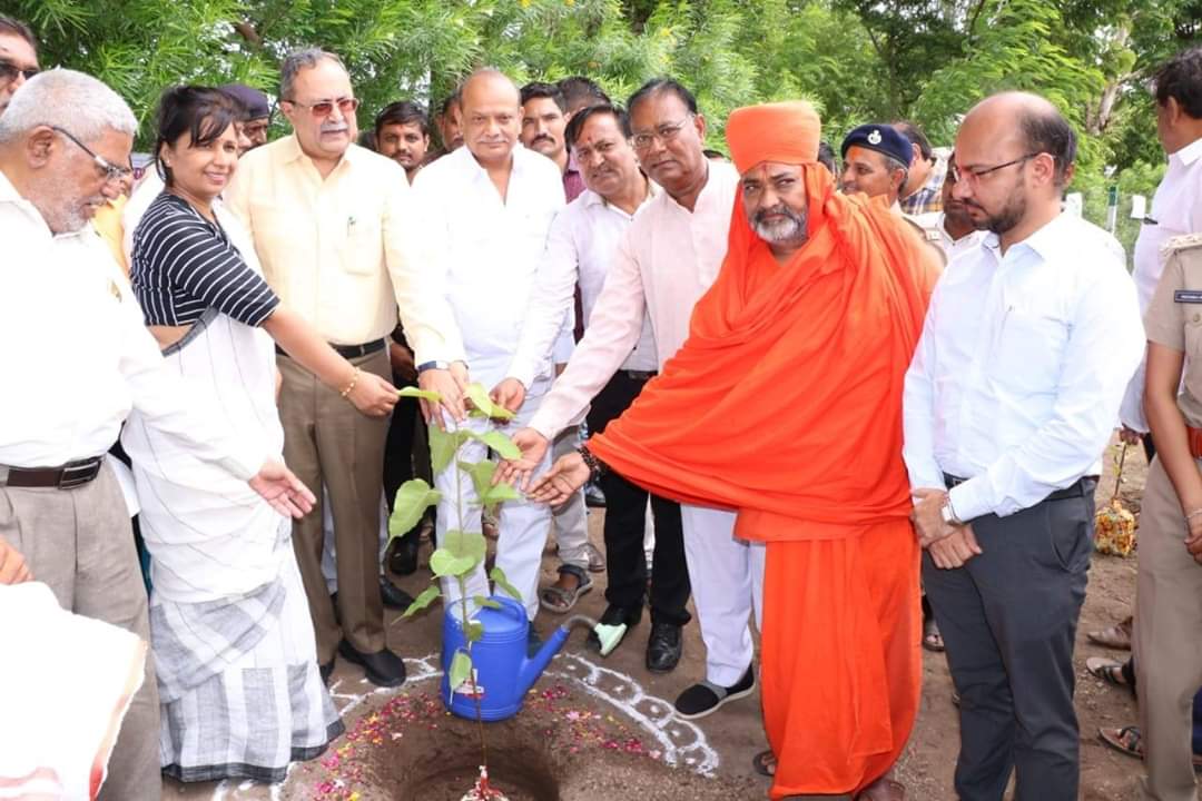 DCFBotadSF's tweet photo. #MissionGreenBotad
#BotadSFDivision

સા.વ.રેન્જ, બોટાદ દ્વારા મિશન ગ્રીન બોટાદ અંતર્ગત ઓક્સિજન પાર્ક - પિંપલ વનનું નિર્માણ અંતર્ગત અધ્યક્ષશ્રી માનં. ધારાસભ્ય શ્રી સૌરવભાઇ પટેલ તેમજ અન્ય અતિથિઓ દ્વારા વૃક્ષા રોપણ કરવામાં આવ્યું.

@CircleRajkot @drrajivguptaias @PccfS @CMOGuj https://t.co/34Eo6IO1NU