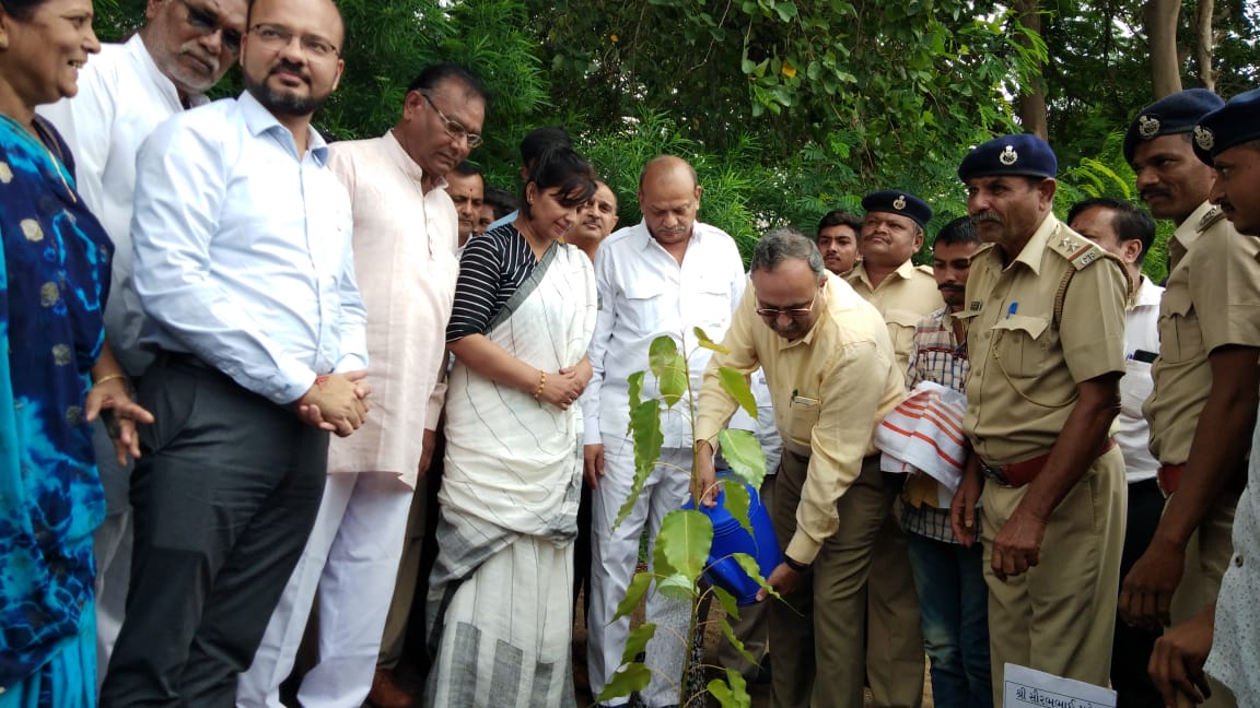 DCFBotadSF's tweet photo. #MissionGreenBotad
#BotadSFDivision

સા.વ.રેન્જ, બોટાદ દ્વારા મિશન ગ્રીન બોટાદ અંતર્ગત ઓક્સિજન પાર્ક - પિંપલ વનનું નિર્માણ અંતર્ગત અધ્યક્ષશ્રી માનં. ધારાસભ્ય શ્રી સૌરવભાઇ પટેલ તેમજ અન્ય અતિથિઓ દ્વારા વૃક્ષા રોપણ કરવામાં આવ્યું.

@CircleRajkot @drrajivguptaias @PccfS @CMOGuj https://t.co/34Eo6IO1NU