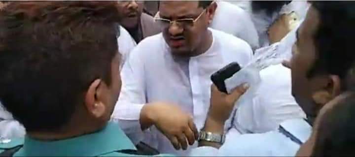 EngineerSagor's tweet photo. ধিক্কার জানাই!

আজকের ভারতীয় দূতাবাস অভিমুখে গণমিছিলে পুলিশের বাধা

আজকের গণমিছিল জনসমুদ্রে পরিণত হয়েছে! 

চারদিকে যেদিকেই চোখ যায় শুধু মানুষ আর মানুষ! https://t.co/cCBm59skbb