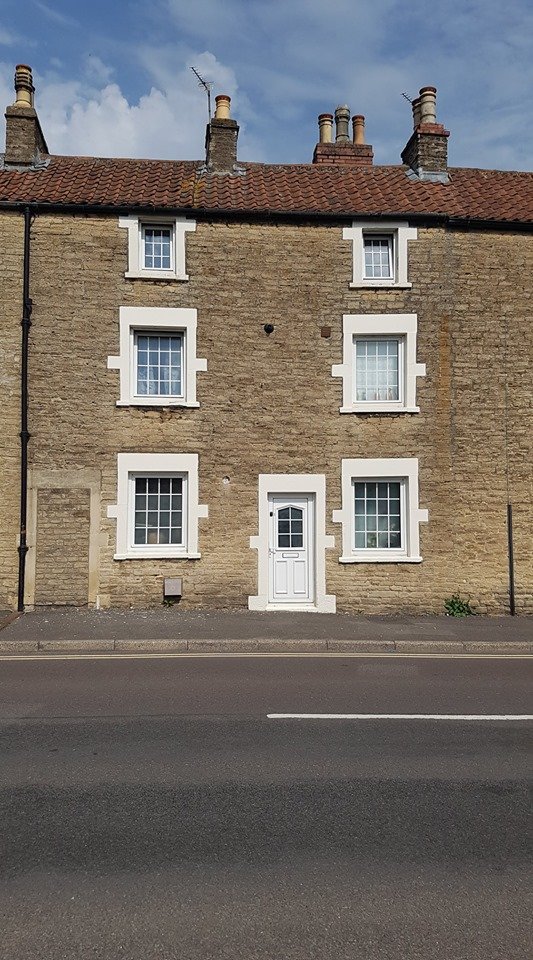 3_SolutionsLtd's tweet photo. A property in Frome benefitted from a freshen up last week when the windows, doors and surrounds, which had weathered, were decorated.

#lickofpaint #brighter #fresher #windows #doors #Frome #Somerset #3SL https://t.co/cet1bl1t9o