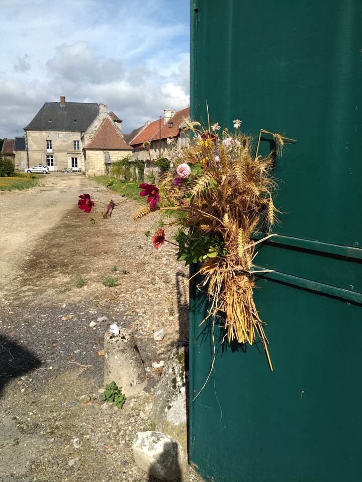 AMaddy2's tweet photo. Via Benoitdavin.. Coutume locale : j'accroche un bouquet de blé et de fleurs de mes champs sur le portail de la ferme. Ça veut dire que j'ai fini ma #moisson2018 . https://t.co/WEnrXnaNLb