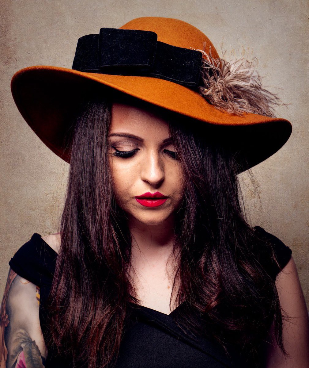 Mollothequeen's tweet photo. I bought this hat last year in New York at the Chelsea flea market for $3! And I knew one day I would get to wear it. What a bargain! #newyork #chelseafleamarket #vintage #collectors #bargain #bargainhunt #kentmodels #hatmodel https://t.co/Fk6KMcFtfl