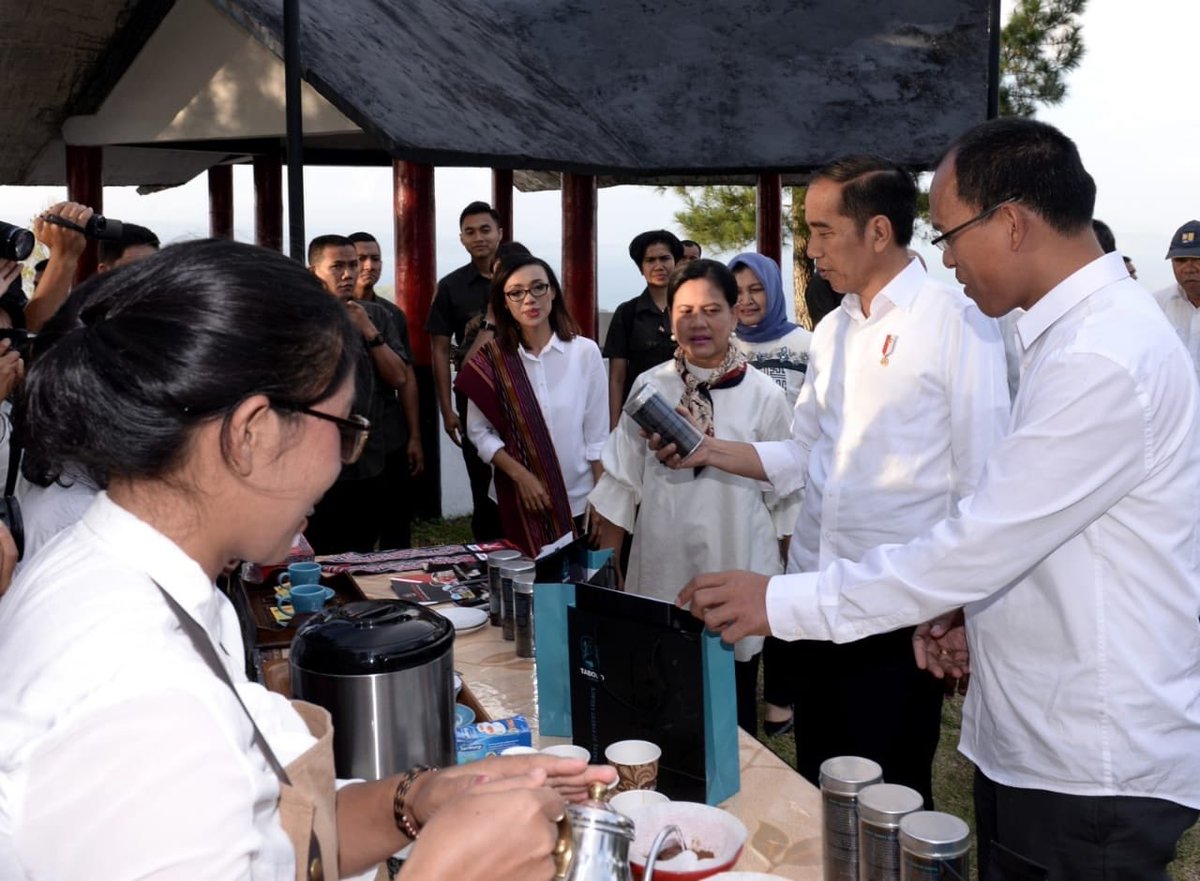 TabodoCoffee's tweet photo. Pak @jokowi dan Ibu Negara Iriana sudah coba Tabodo Coffee, kalo kamu?
#tabodocoffee #tasteoffinestlegacy #kopihumbang #kopilokalindonesia #arabicacoffee #jokowi #pesonaindonesia #DanauTobaDestinasiSuperClass https://t.co/MHoXIpDiZI