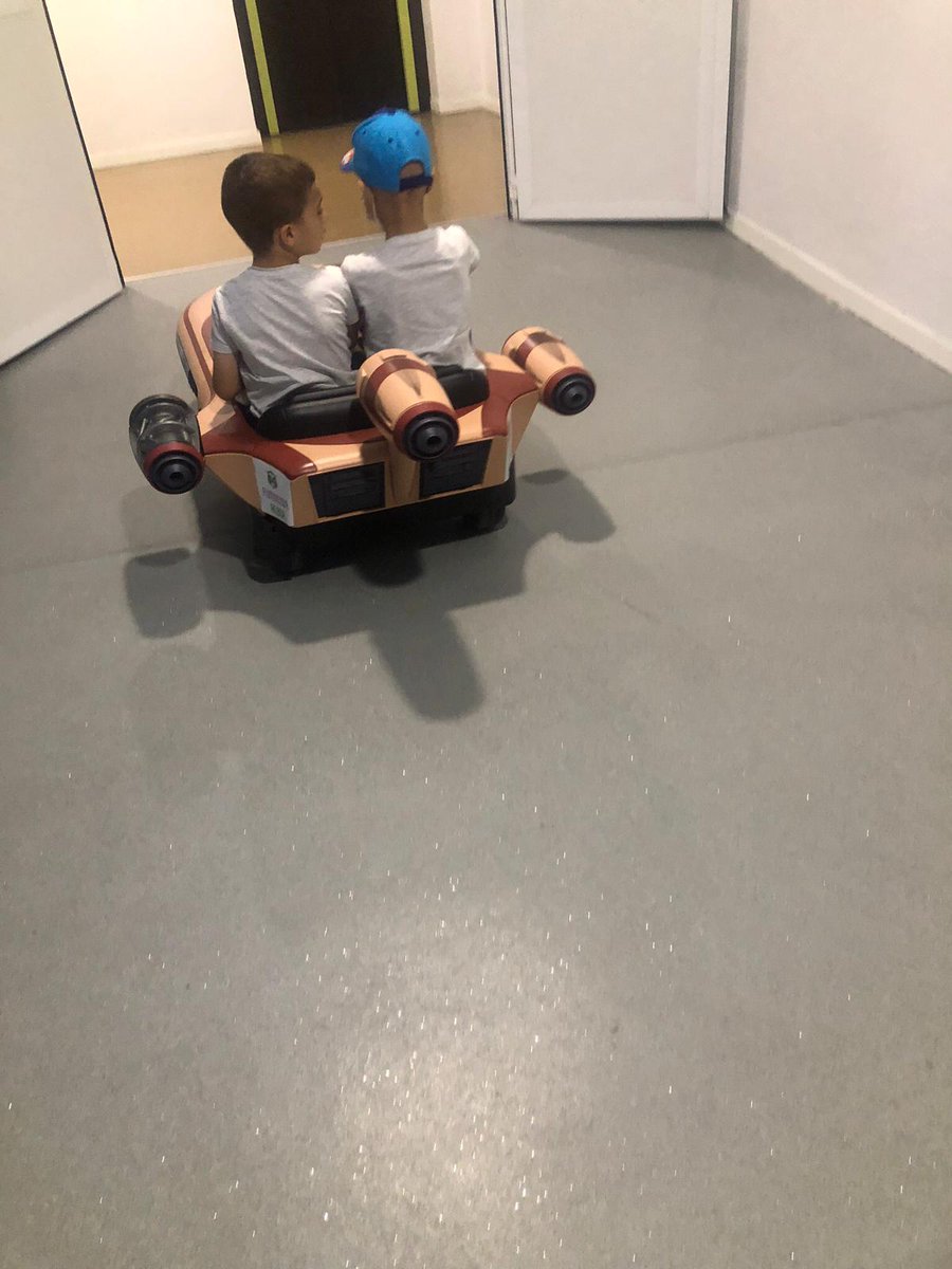 HUReinaSofia's tweet photo. ¡Buenos días! 👦🚗👧 ¡En estos días tenemos los coches donados por la @falborCordoba funcionando a tope! 

Tres niños de #Oncología Radioterápica están haciendo uso de ellos y acudir al tratamiento de esta forma ¡es mucho mejor! #Humanización #HumanizaciónReinaSofía https://t.co/uhw1IQqMdl