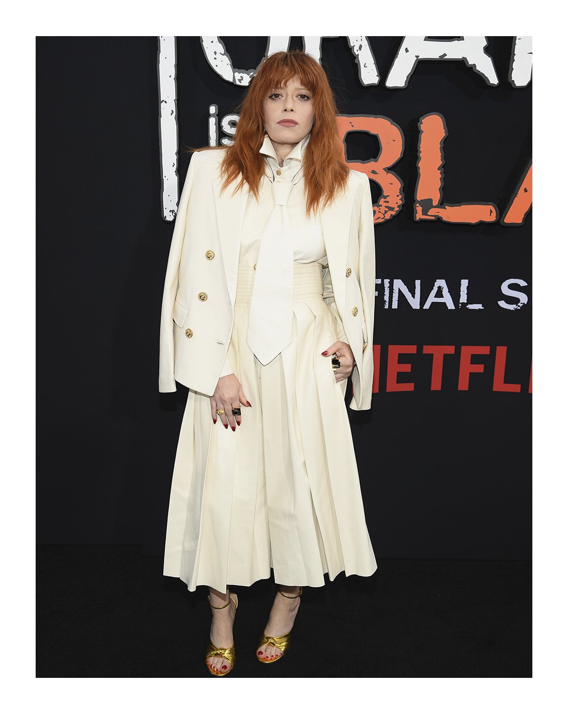 Gucci Japan ナターシャ リオン Nlyonne は Guccifw19 コレクションのレザージャケットに揃いのスカート セルフタイ付きロングスリーブシャツ ハイヒールサンダルを着用しnyで開催された Orange Is The New Black Oitnb ファイナルシーズンの