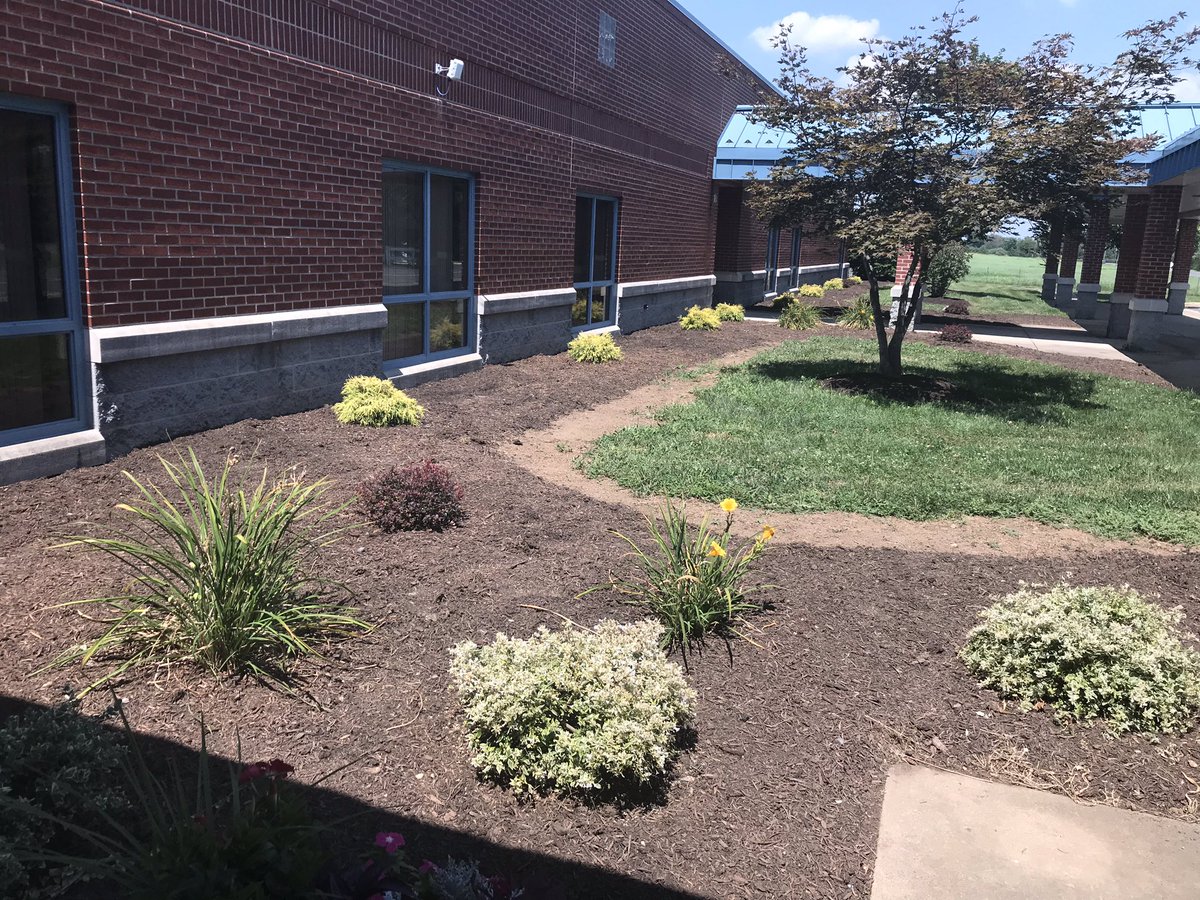 RachelRinker1's tweet photo. Lots of love and work going on inside AND outside of the school in preparation for Ss. #SESWildcats https://t.co/JFeuaMH7KB