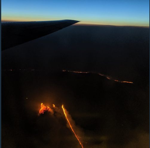 CalDisasters's tweet image. #TuckerFire aerial and aereal view at dusk as viewed from a research flight late today. #ModocNF #ModocCounty