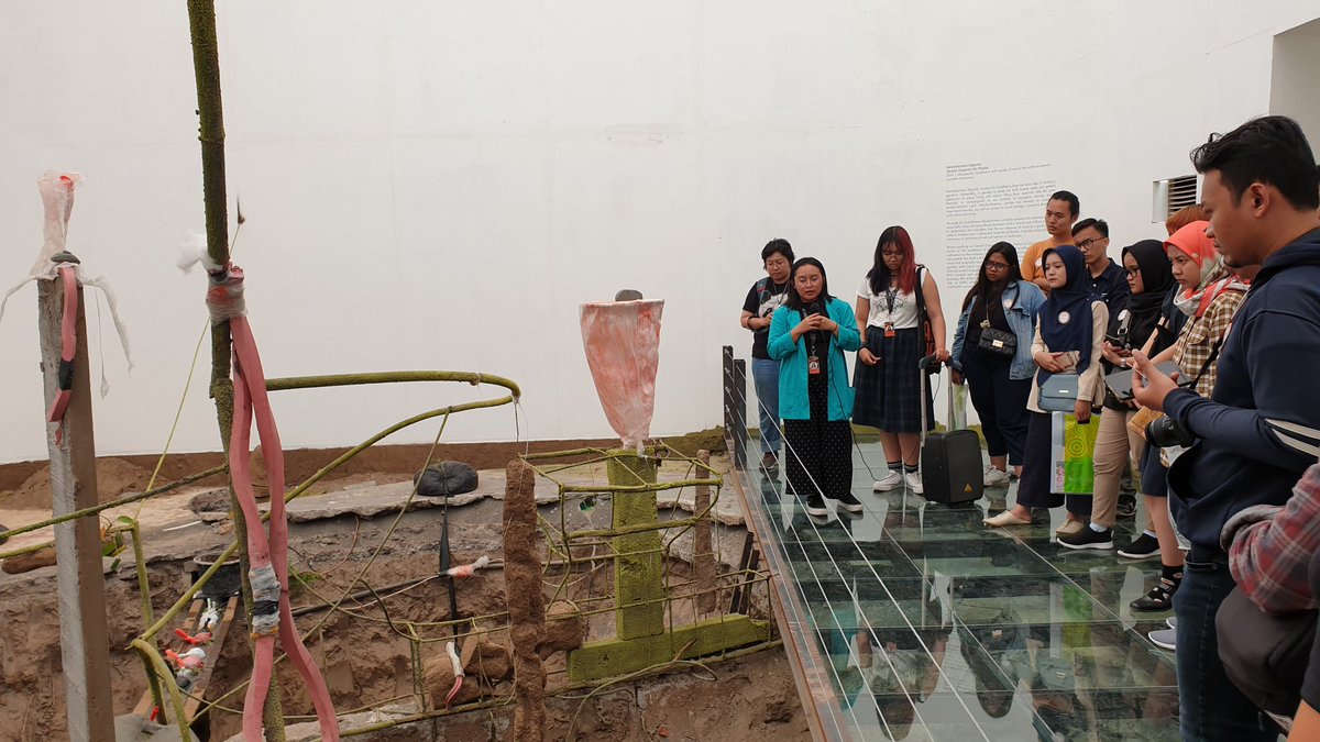 artjog's tweet photo. Curatorial Tour.

Suasana Curatorial Tour untuk jadwal sore ini yang di pandu oleh @ignatianilu selaku Kurator ARTJOG MMXIX.

Pendaftaran:
https://t.co/FStWQwP0Iq

#ARTJOG #ARTJOGMMXIX #artsincommon #commonspace #curatorialtour https://t.co/WoYjoHdLtc