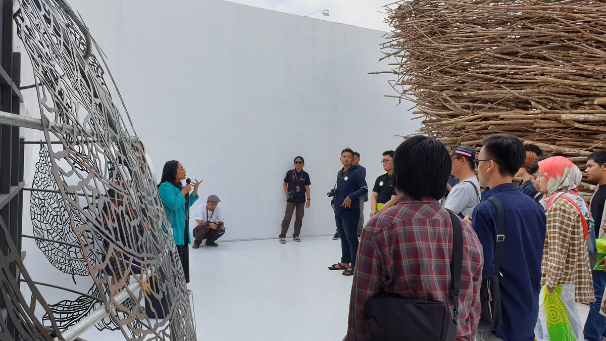 artjog's tweet photo. Curatorial Tour.

Suasana Curatorial Tour untuk jadwal sore ini yang di pandu oleh @ignatianilu selaku Kurator ARTJOG MMXIX.

Pendaftaran:
https://t.co/FStWQwP0Iq

#ARTJOG #ARTJOGMMXIX #artsincommon #commonspace #curatorialtour https://t.co/WoYjoHdLtc