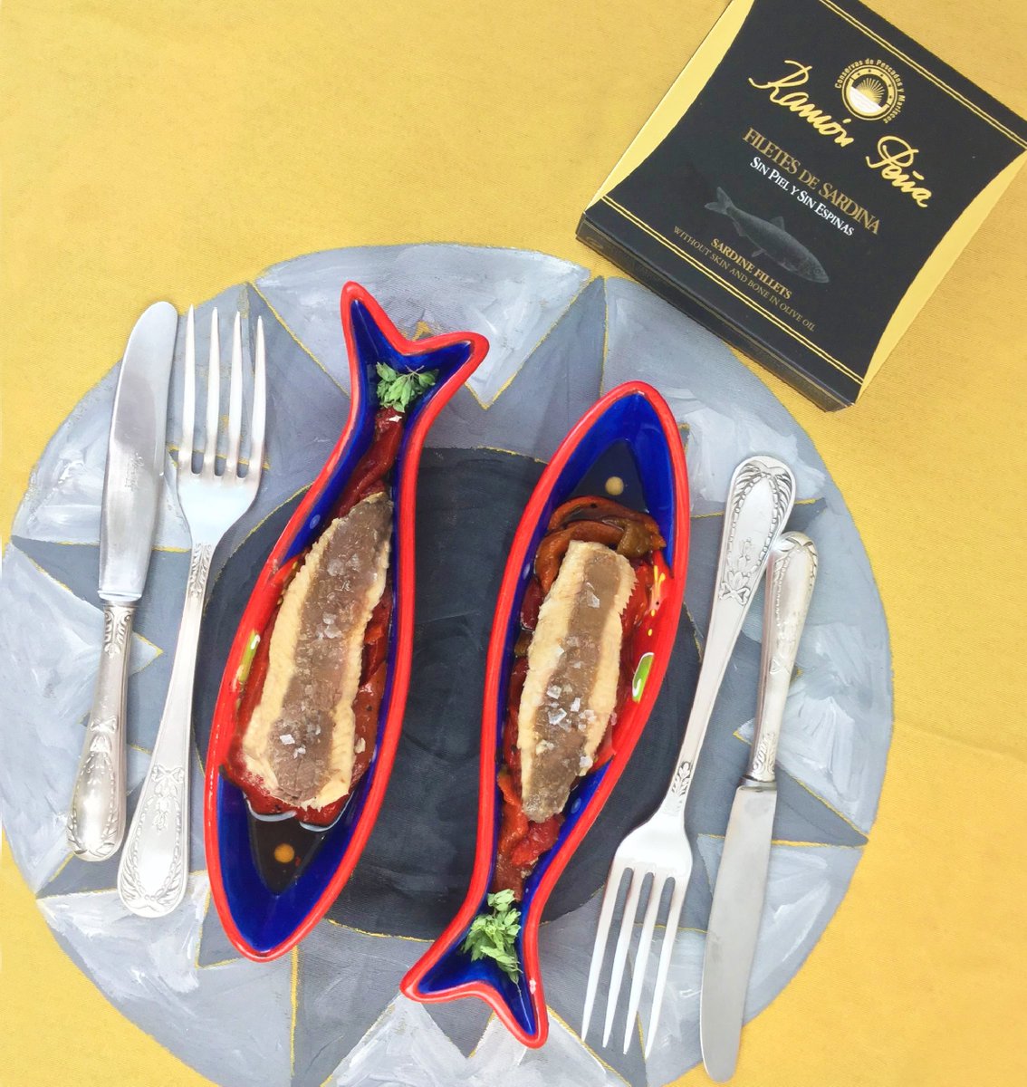 RamonPena_'s tweet photo. Nuestros filetes de sardinas son capturados con artes de pesca tradicionales, de forma sostenible, en sus caladeros atlánticos al amanecer. Realizamos una esmerada limpieza cortando cabeza y aletas. Son sometidas a un tostado al vapor y empacadas de forma manual. #sardinas https://t.co/WZY19dIUJK
