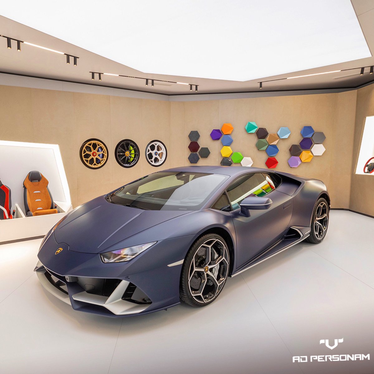 LamboBristol's tweet image. Use the Ad Personam program to create your one-of-a-kind Lamborghini Huracán EVO, just like this in Blu Emera body colour and Grigio Adamas details. What colour would you use?
#Lamborghini #AdPersonam #MakeItUnique #HuracanEVO #EveryDayAmplified #Supercar #LamborghiniBristol