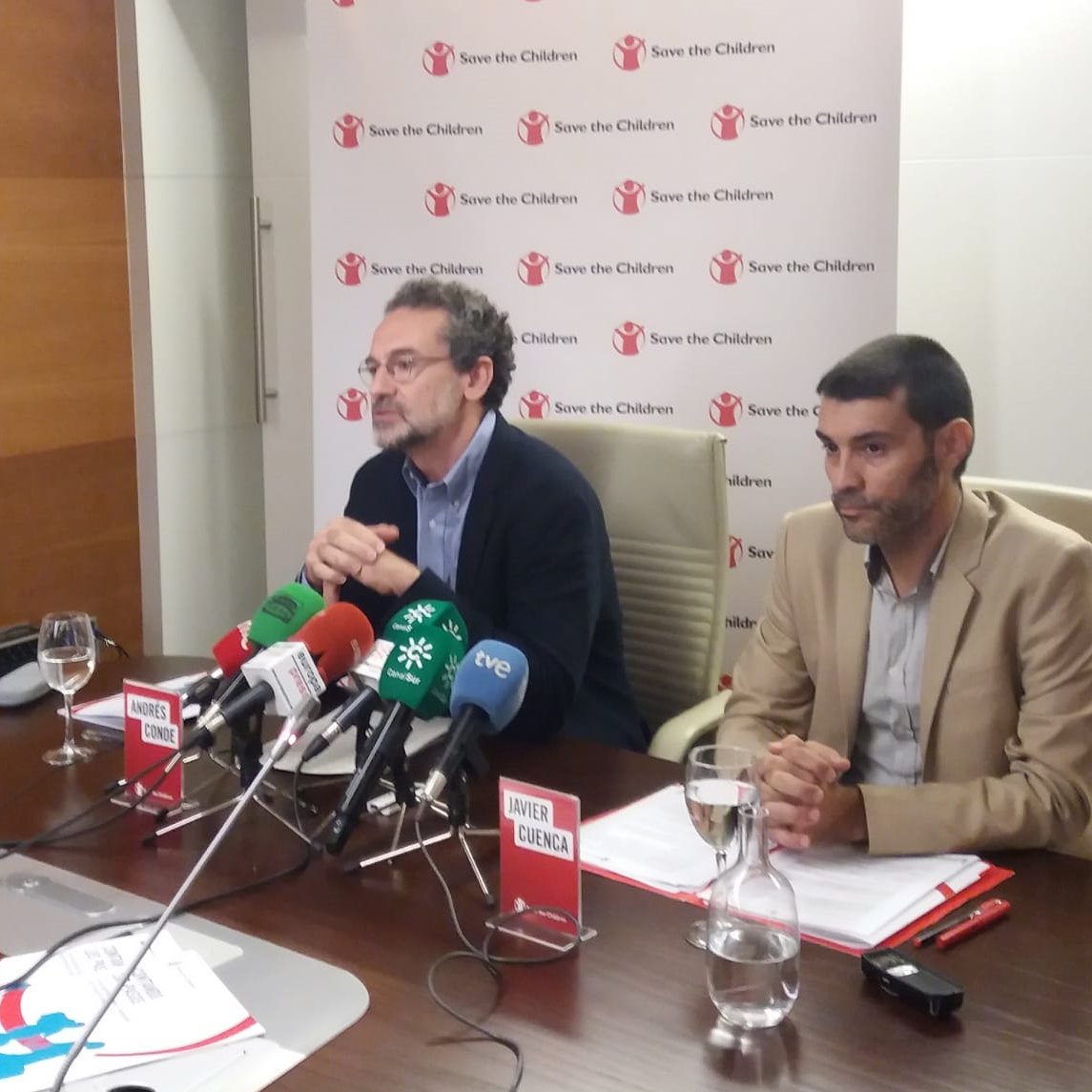 SaveChildrenEs's tweet photo. "En el #DíaMundialContraLaTrata debemos denunciar la explotación que muchas niñas y adolescentes sufren en los procesos migratorios", apunta nuestro director general @AndresCondeSave en la presentación de #ContandoLosPasos, nuestro análisis sobre políticas migratorias. https://t.co/Gl5Tso54zQ