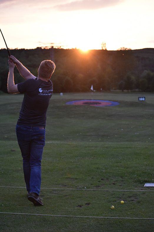 FZPBeratung's tweet photo. Zum diesjährigen FZP Sommerfest wurden die Golfschläger🏌️‍♀️ und Hammer🔨 geschwungen. https://t.co/bs9QsuJk48