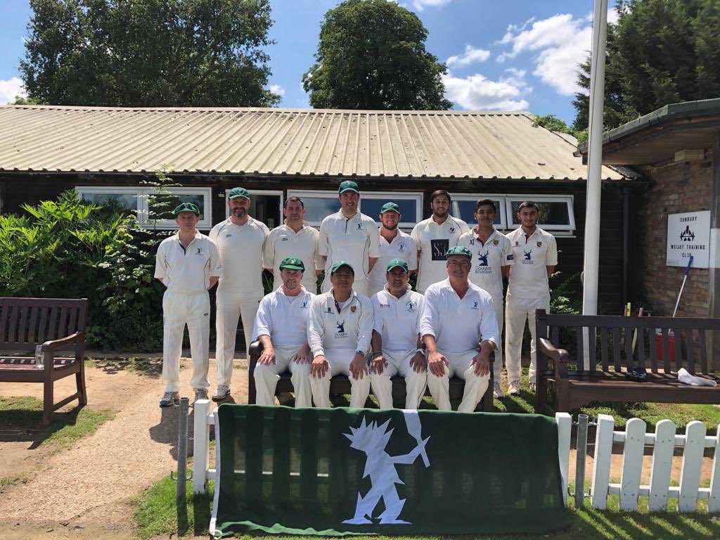 A fine array of Frosters gathered for the first match of the Sunbury CC Cricket Week yesterday....and recorded an excellent last over victory 👏👏 - well done all and thanks again to our hosts for a wonderful day.
