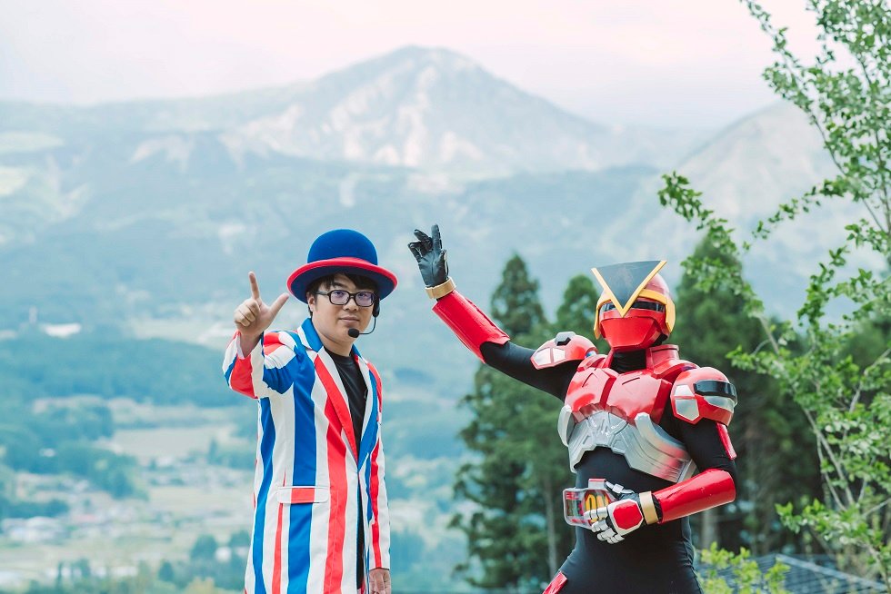 ロアッソ熊本 Official ローカルヒーロー アース戦士ジオンガ来場 6月にグランドオープンした南阿蘇ホリデーパークよりpr活動の一環として 阿蘇を守るために生まれたローカルヒーロー アース戦士ジオンガ来場 パークの人気大道芸人ハッピーボーイ