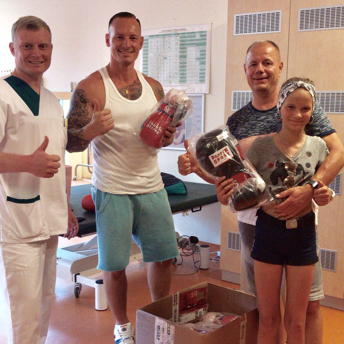 BuchHelios's tweet photo. Unsere #Kinderstation wurde gestern von Denny Heidrich überrascht. Er brachte einen #Boxsack und #Handschuhe vorbei. Die #Kinder haben sich sehr über seinen Besuch und die tollen #Geschenke gefreut. https://t.co/12BiTaPDUw