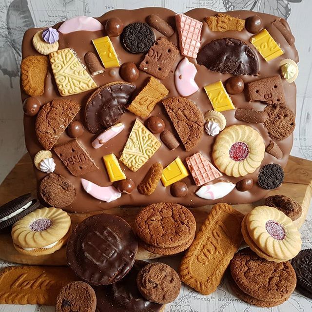 choccolottie's tweet photo. TAG a bestie you'd share this with!! Today is International Day of Friendship so who do you wish you could spend the day with, drink tea and nibble on a chunk of this?!
My bestie is away at the moment and I miss her loads... Except we drink wine together… https://t.co/Q7FNJ6bosb https://t.co/OIDI3zJgeY