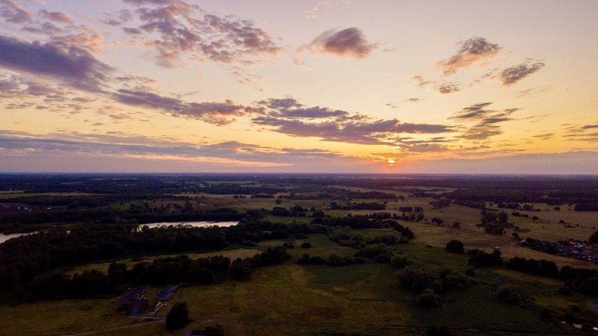 England sunsets are amazing! 🏴󠁧󠁢󠁥󠁮󠁧󠁿 🌅 #summersunset #englandsunset #englandisbeautiful