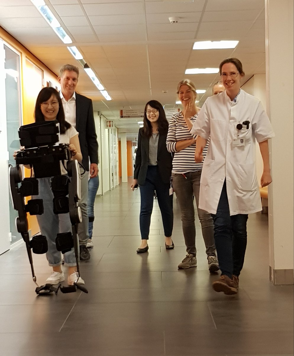 DeHoogstraat's tweet photo. Wist je dat wij het exoskelet genaamd de FREEWalk voor een half jaar in bruikleen krijgen? Hiermee kunnen we onze (oud-)revalidanten met een complete en incomplete dwarslaesie kennis laten maken met een uitwendig skelet en kunnen ze er mee staan en lopen. https://t.co/BNeBebni9w https://t.co/0omP9x6vkx