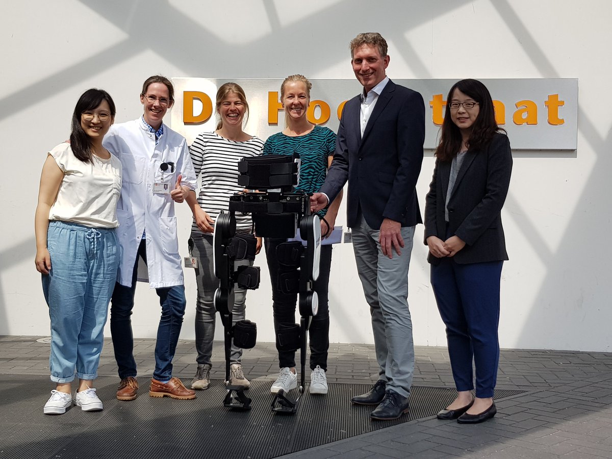 DeHoogstraat's tweet photo. Wist je dat wij het exoskelet genaamd de FREEWalk voor een half jaar in bruikleen krijgen? Hiermee kunnen we onze (oud-)revalidanten met een complete en incomplete dwarslaesie kennis laten maken met een uitwendig skelet en kunnen ze er mee staan en lopen. https://t.co/BNeBebni9w https://t.co/0omP9x6vkx
