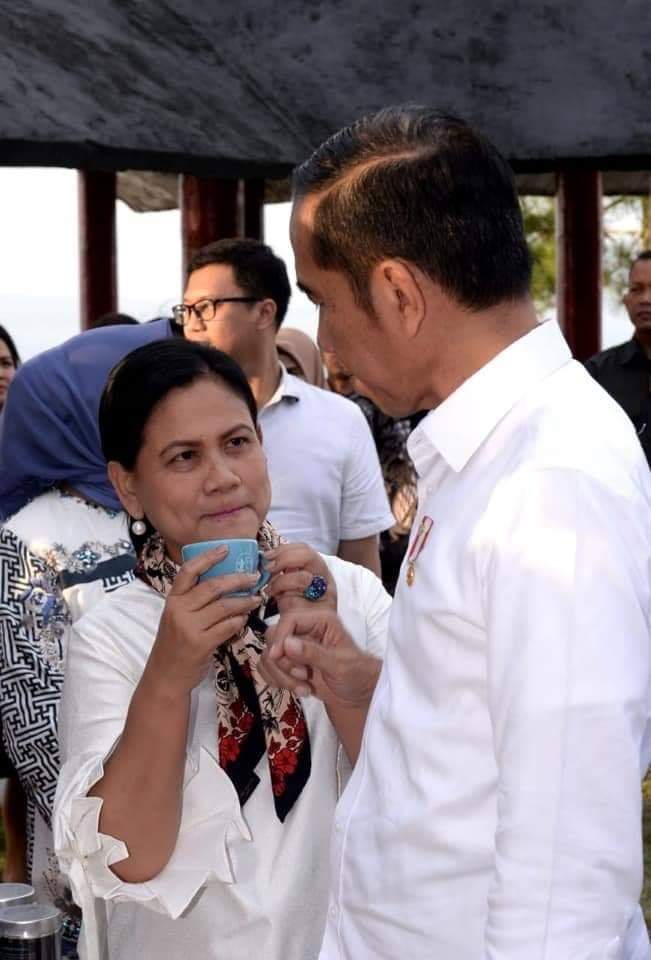 katakitatweet's tweet photo. Presiden @jokowi menyambangi kawasan wisata Geosite Sipinsur, Kabupaten Humbang Hasundutan, Sumatera Utara, Senin (29/7/2019) pukul 17.40 WIB.
Di lokasi, Jokowi mengajak Ibu Negara Iriana foto berdua dengan latar belakang Danau Toba dan menyeruput kopi Tabodo.
#tabodocoffee https://t.co/N9F5YbhNHP