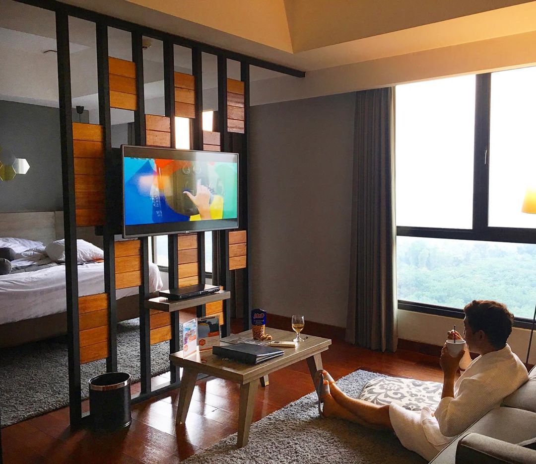 HarperHotels's tweet photo. Make yourself at home in your stylish guest room. 📸: IG@isalfaisal21

#liveextraordinarily #purwakarta #westjava #harperpurwakarta #harperhotels #archipelagointernational https://t.co/1qgcwmtMJI