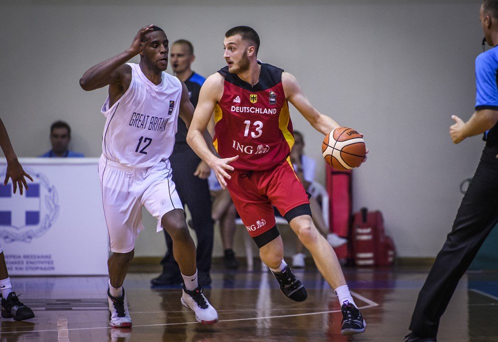 BBA_Ludwigsburg's tweet photo. 🇩🇪🇬🇧 Die deutsche Mannschaft um die Ludwigsburger #Hukporti (10 Pkt, 4 Reb), #Caisin (6 Pkt, 8 Reb, 4 Stl, 2 Bl) und #Herzog (2 Stl) schließt die Vorrunde somit auf dem 3. Platz ab und trifft morgen im Achtelfinale auf Russland. #turbofuertalente #KoerbefuerD #FIBAU18Europe https://t.co/d1qHMYjUey