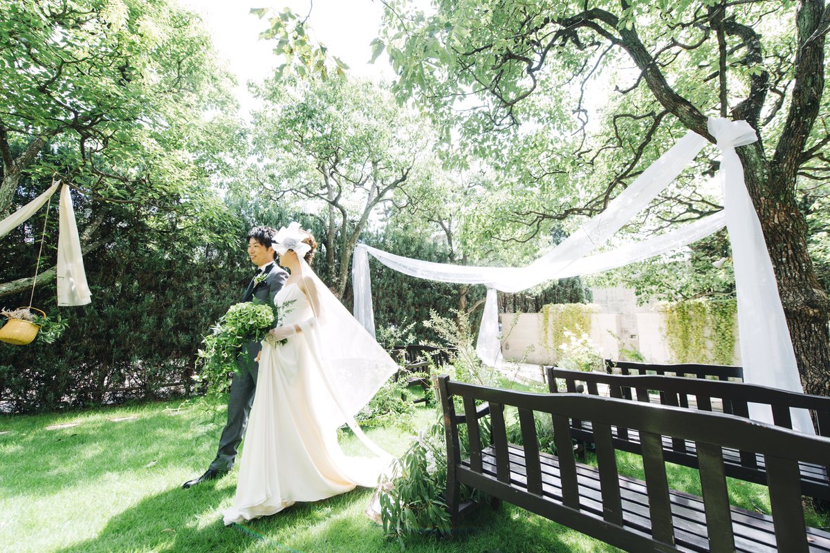 今、結婚式場の
プロデュース中。

年間60万人が法律婚で
その内60%が結婚式をあげない。

費用が問題と思いがちだが
どちらかといえば

「目立ちたくない」
「仰々しいので気を遣う」

という理由が大きく感じた。

披露宴とい… 