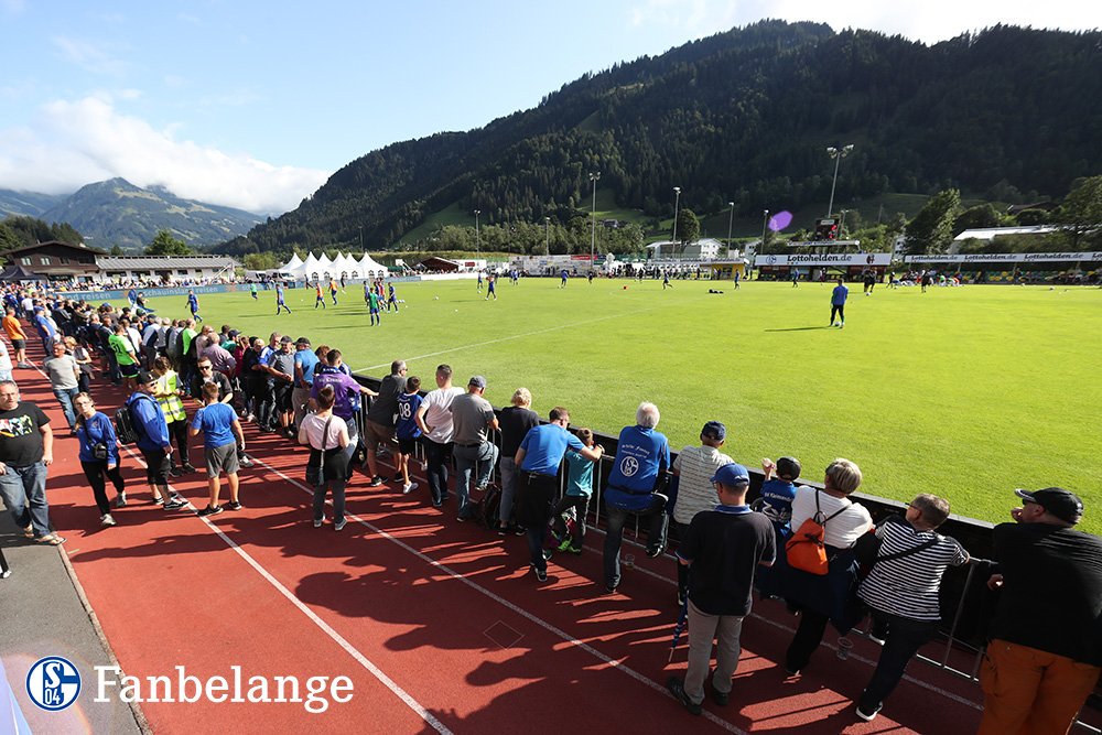 s04fanbelange's tweet photo. Wir haben einige Eindrücke von #S04BFC aus Kitzbühel für euch - immerhin kam noch die Sonne für die #S04-Fans heraus. https://t.co/MUU63Gqpft