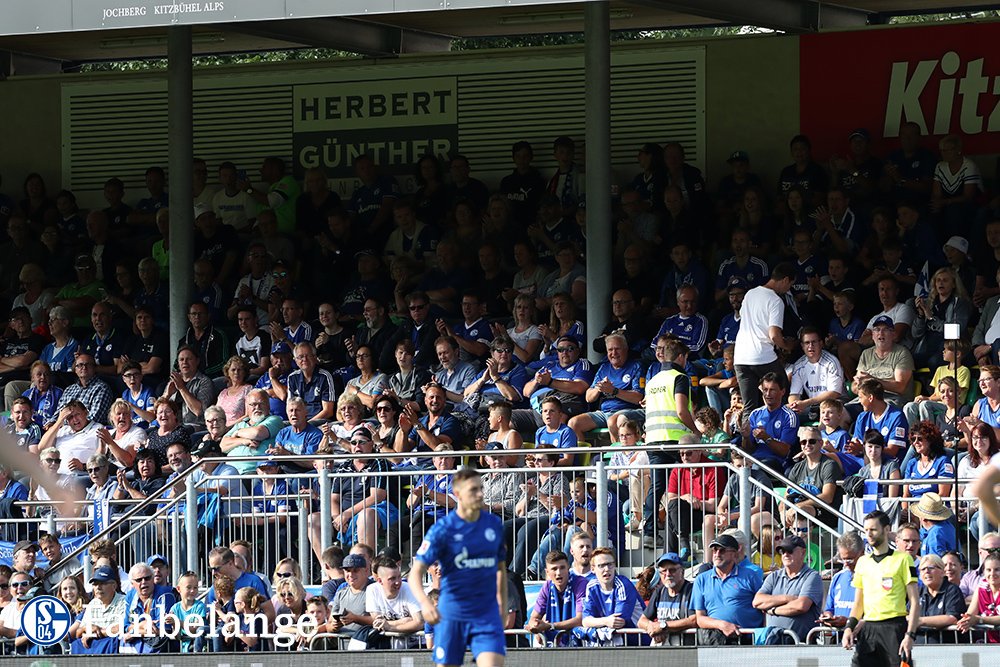 s04fanbelange's tweet photo. Wir haben einige Eindrücke von #S04BFC aus Kitzbühel für euch - immerhin kam noch die Sonne für die #S04-Fans heraus. https://t.co/MUU63Gqpft