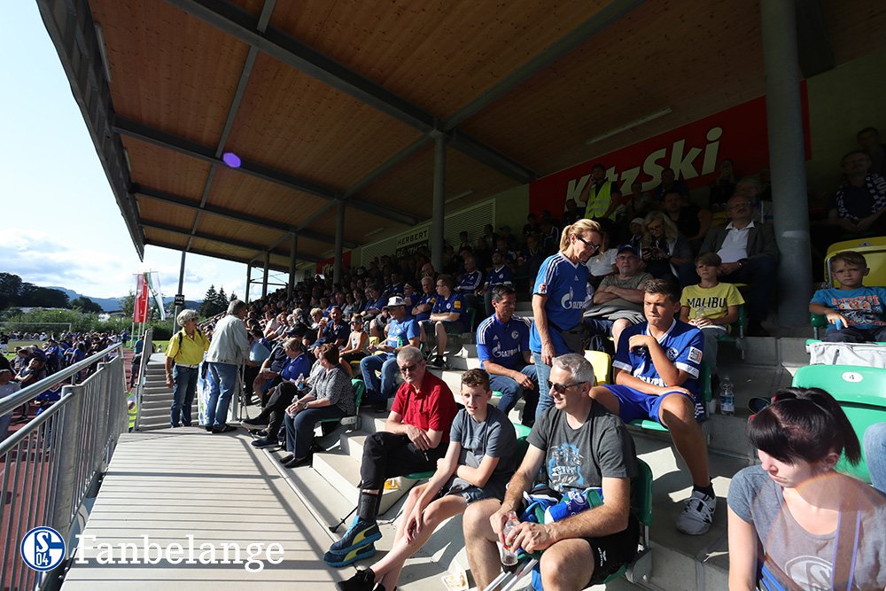 s04fanbelange's tweet photo. Wir haben einige Eindrücke von #S04BFC aus Kitzbühel für euch - immerhin kam noch die Sonne für die #S04-Fans heraus. https://t.co/MUU63Gqpft