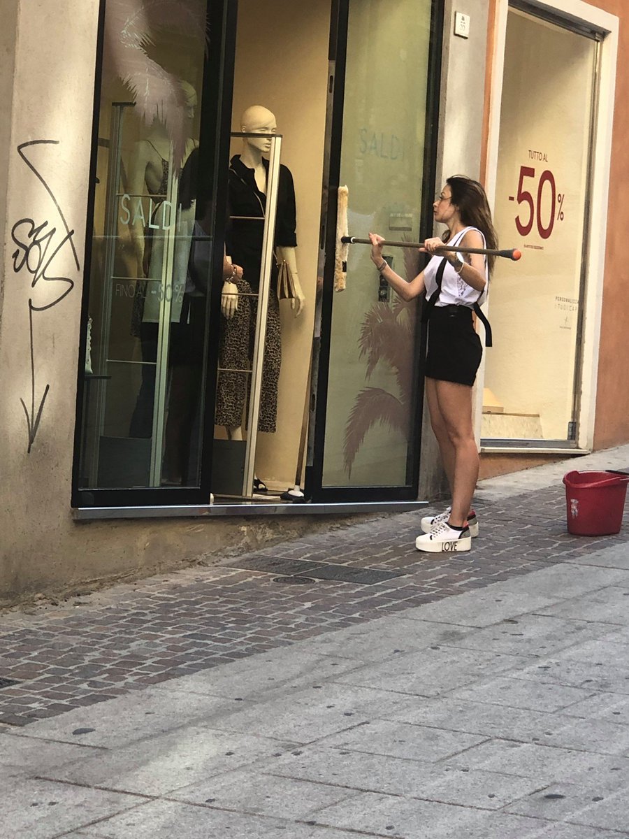 Dedicated staff from the LIU JO chain of boutiques carrying store window cleaning at a site in Cagliari, Sardina. Great job! LIU JO has 130 boutiques in Italy.
<a href="/liujo/">LIUJO</a>