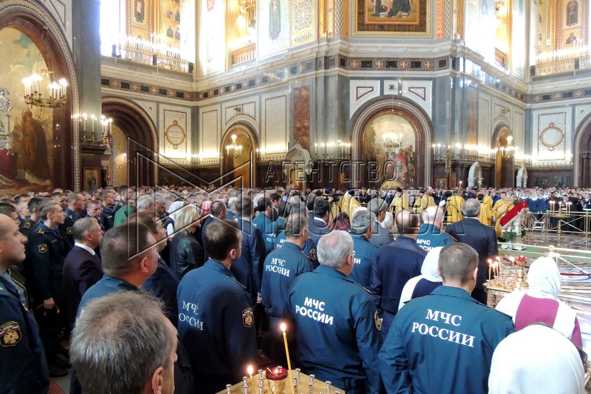 Мчс храм христа спасителя. Молебен храм христа спасителя. Молебен храм христа спасителя. Новогодняя служба в храме 31 декабря. Храм христа спасителя 2012.