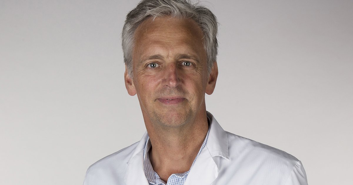 UMCUtrecht's tweet photo. Erfelijke hartspierziekten zijn voor 50% overerfbaar. Als iemand in je familie dit heeft, is de kans dus best groot dat jij het ook in je DNA hebt. "Laat je in dat geval controleren!" zegt Peter van Tintelen, hoogleraar cardiogenetica in het UMC Utrecht: https://t.co/t5AsEuf30s https://t.co/CXkA0wZX6T