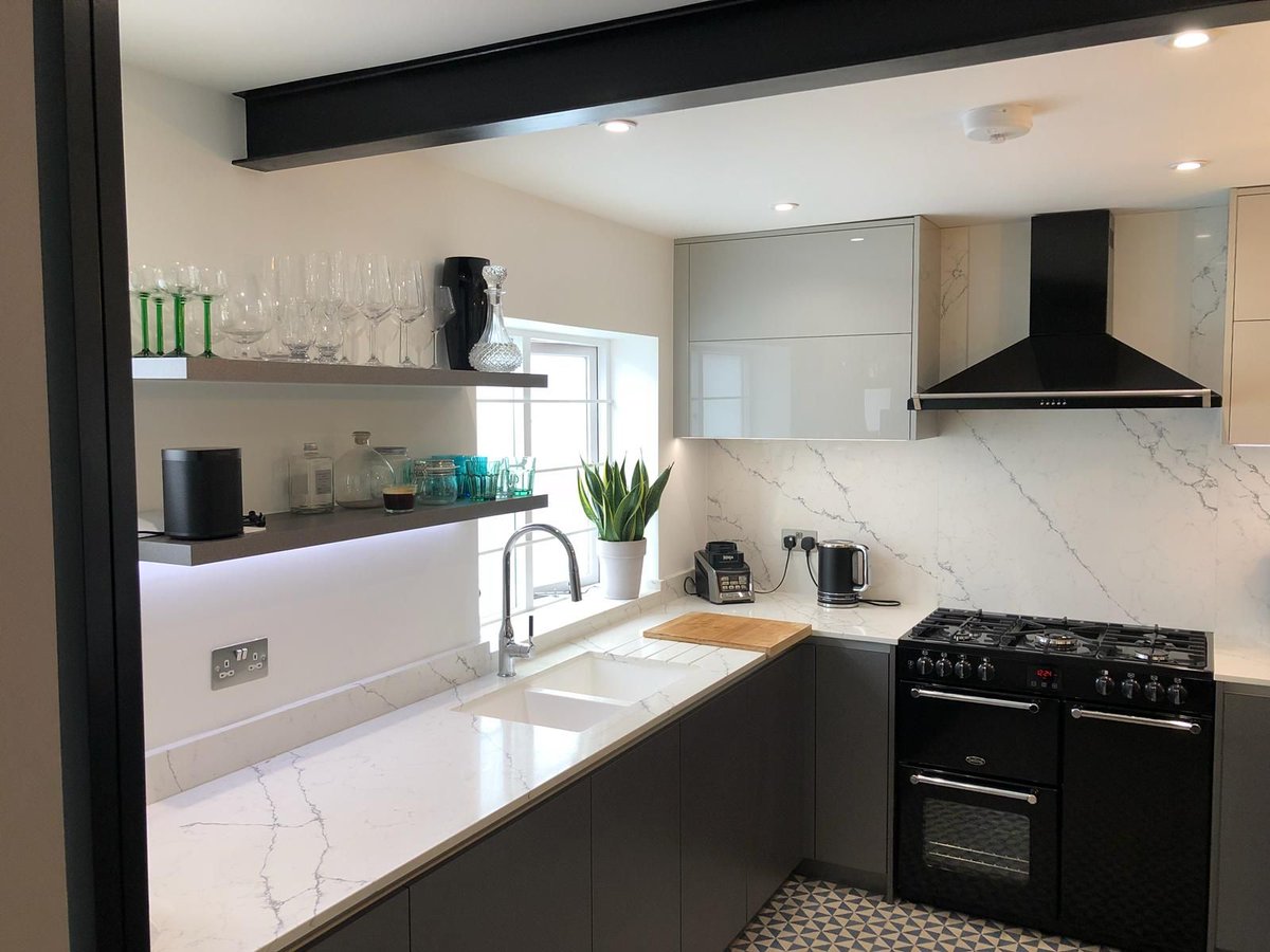 eternalkitchen's tweet photo. This finished kitchen is picture perfect and is even more beautiful than its design! #lovedesign https://t.co/iwYReAfuEf
