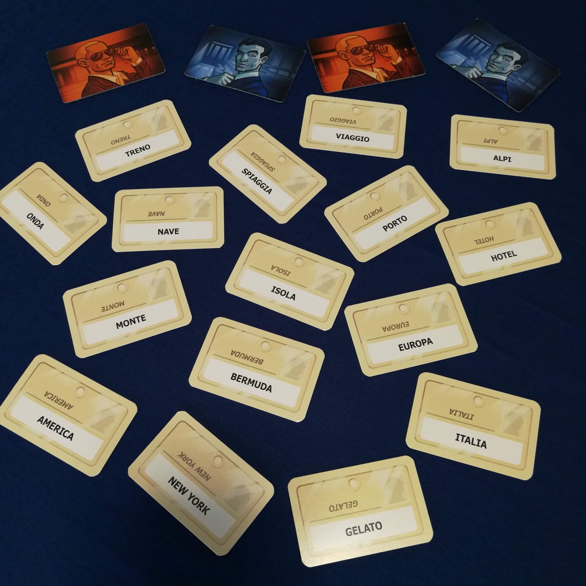 CranioCreations's tweet photo. "Vacanze......16!"
Gli indizi sono chiari: giocate, divertitevi e rilassatevi! 
😎☀️⛱

Nella foto - Nome in Codice -

#nomeincodice #codenames #craniocreations https://t.co/XkSoEtz0gU