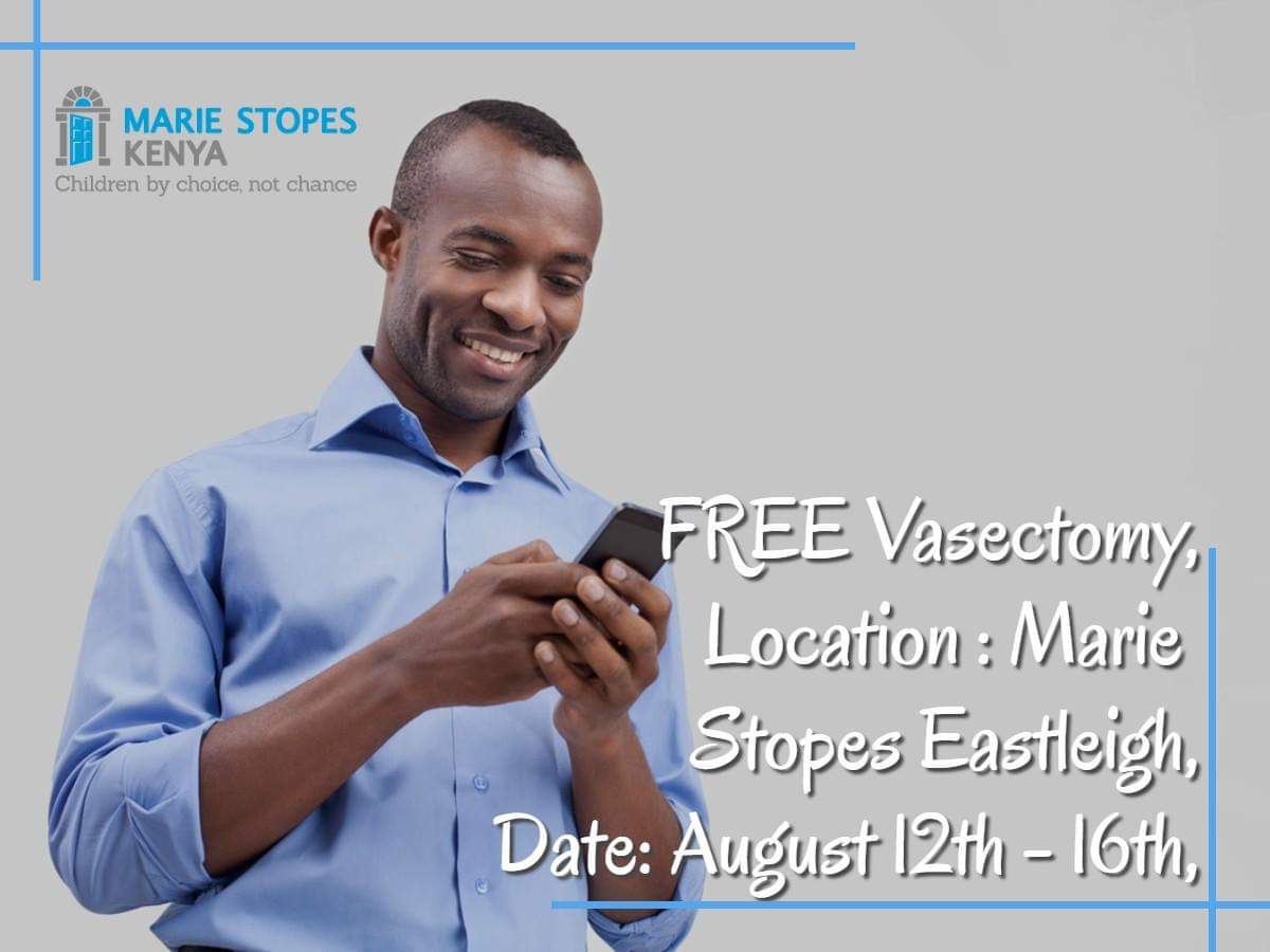 Смотрит в телефон мем. Афроамериканец с телефоном. Негр с телефоном. Негр с телефоном в руках. Негр смотрит в телефон