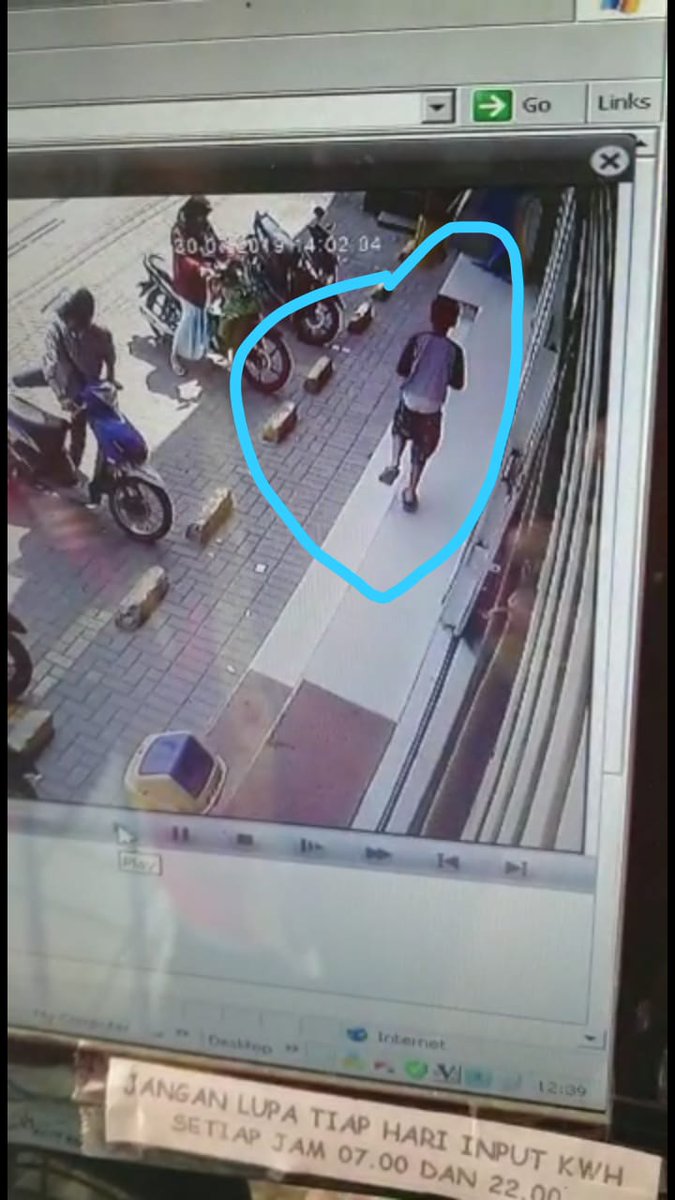 Via WAG @tct_bandung:
anak hilang, ciri":
1. Laki laki usia 10 thn
2. Terakhir memakai baju tangan sesiku, celana pendek loreng
3. Autis non verbal, tidak bicara. 
4. hilang di daerah ciwaruga jam 11.00

Bagi yang melihat, hub Ibu Sofi jln. Dipalaya 2 (Ciwaruga), 08112324500