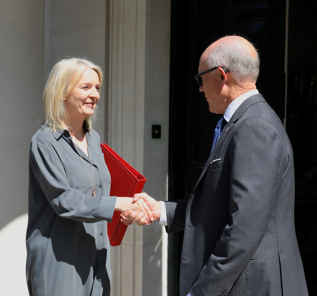 There's literally nothing in Truss' lever-arch file when she goes to meet the US ambassador about a US trade deal, is there. You couldn't ask for a better metaphor.
