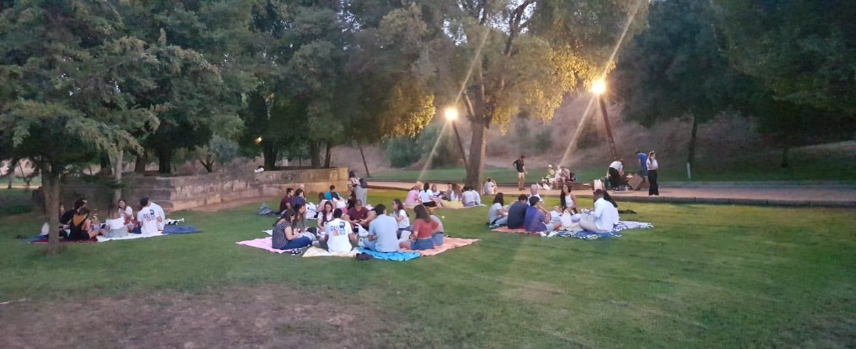 GVXMediterranea's tweet photo. #C2maimon cena y velada en el parque de Asomadilla. Vida compartida, vida vivida a tope #veranoGVX2019 https://t.co/qdblfHzb8P