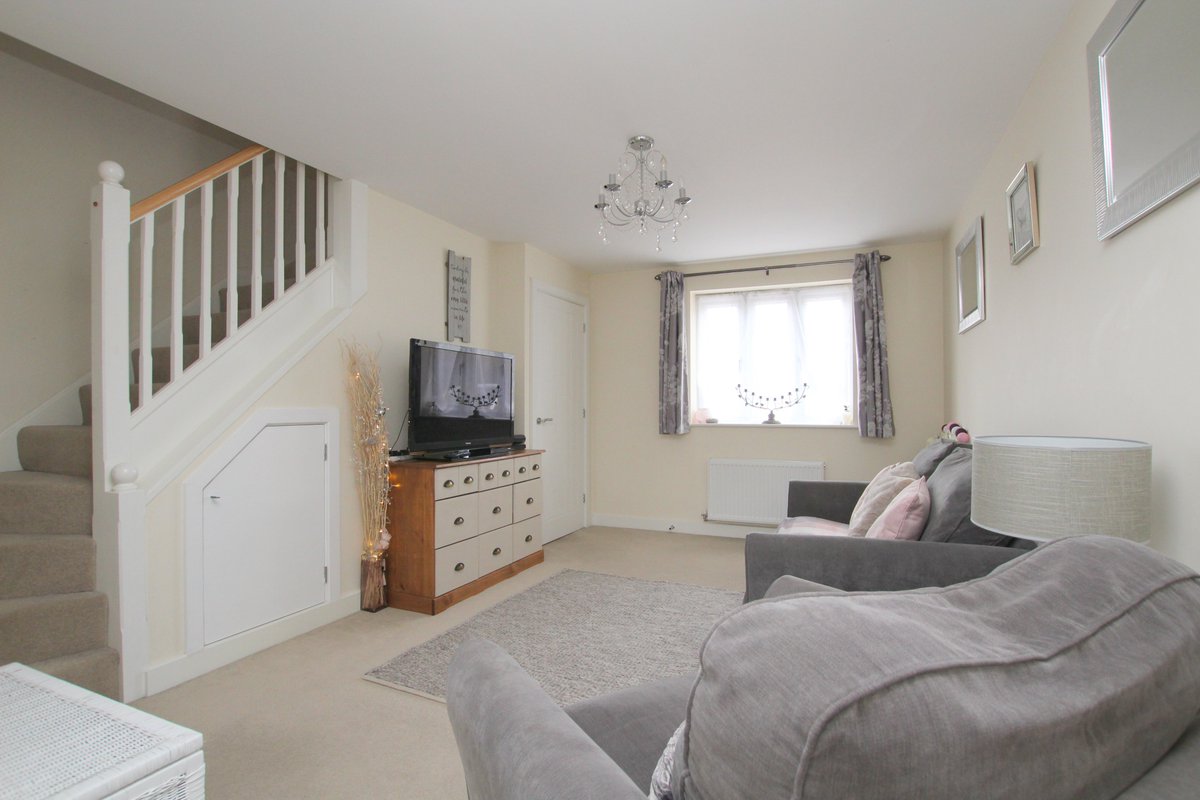 Indigo_Ampthill's tweet photo. Our #FeatureProperty is this superb 2 bed, end of terrace. Located in the popular Meadows development in the village of Silsoe, the property benefits from a lovely garden & air conditioning - both perfect in this hot weather!
Call 01525 213321 & click > https://t.co/4y1aShlP7V https://t.co/YVcdWcqFvw
