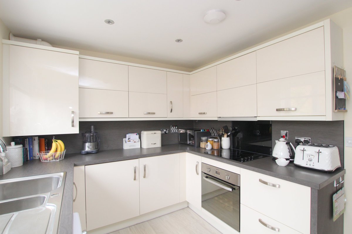 Indigo_Ampthill's tweet photo. Our #FeatureProperty is this superb 2 bed, end of terrace. Located in the popular Meadows development in the village of Silsoe, the property benefits from a lovely garden & air conditioning - both perfect in this hot weather!
Call 01525 213321 & click > https://t.co/4y1aShlP7V https://t.co/YVcdWcqFvw