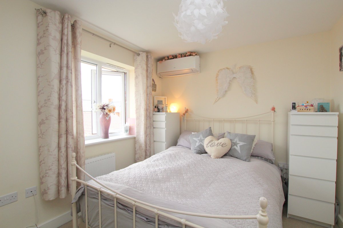 Indigo_Ampthill's tweet photo. Our #FeatureProperty is this superb 2 bed, end of terrace. Located in the popular Meadows development in the village of Silsoe, the property benefits from a lovely garden & air conditioning - both perfect in this hot weather!
Call 01525 213321 & click > https://t.co/4y1aShlP7V https://t.co/YVcdWcqFvw