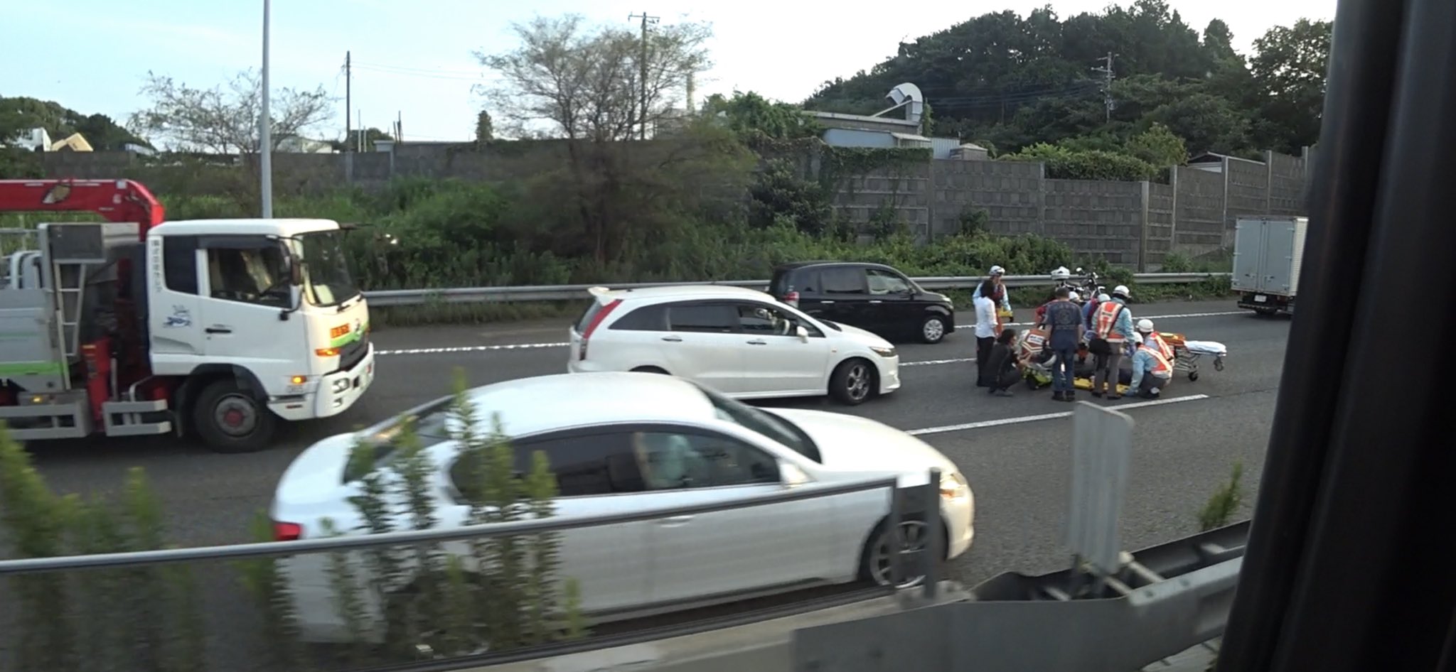 保土ヶ谷バイパスでバイクと車が衝突した事故現場の画像