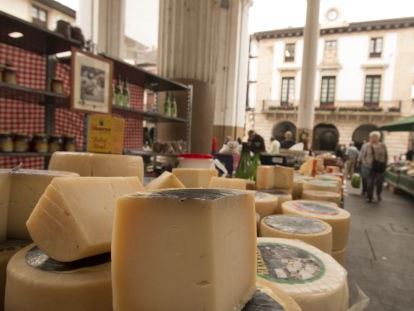 dastatu's tweet photo. Un queso para chuparte los dedos y dejarte con la boca abierta. Estamos seguros que si lo pruebas, te encantará y repetirás. ¿Te apuntas?
https://t.co/0UkVnOo1yG
#gourmet #gastronomiavasca #dastatu #delicatessen #queso #idiazabal https://t.co/7JaHqfBZ6T